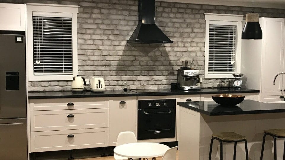 white loft brick wall kitchen - muros