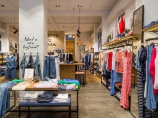 indoor retail roughcast concrete wall - muros