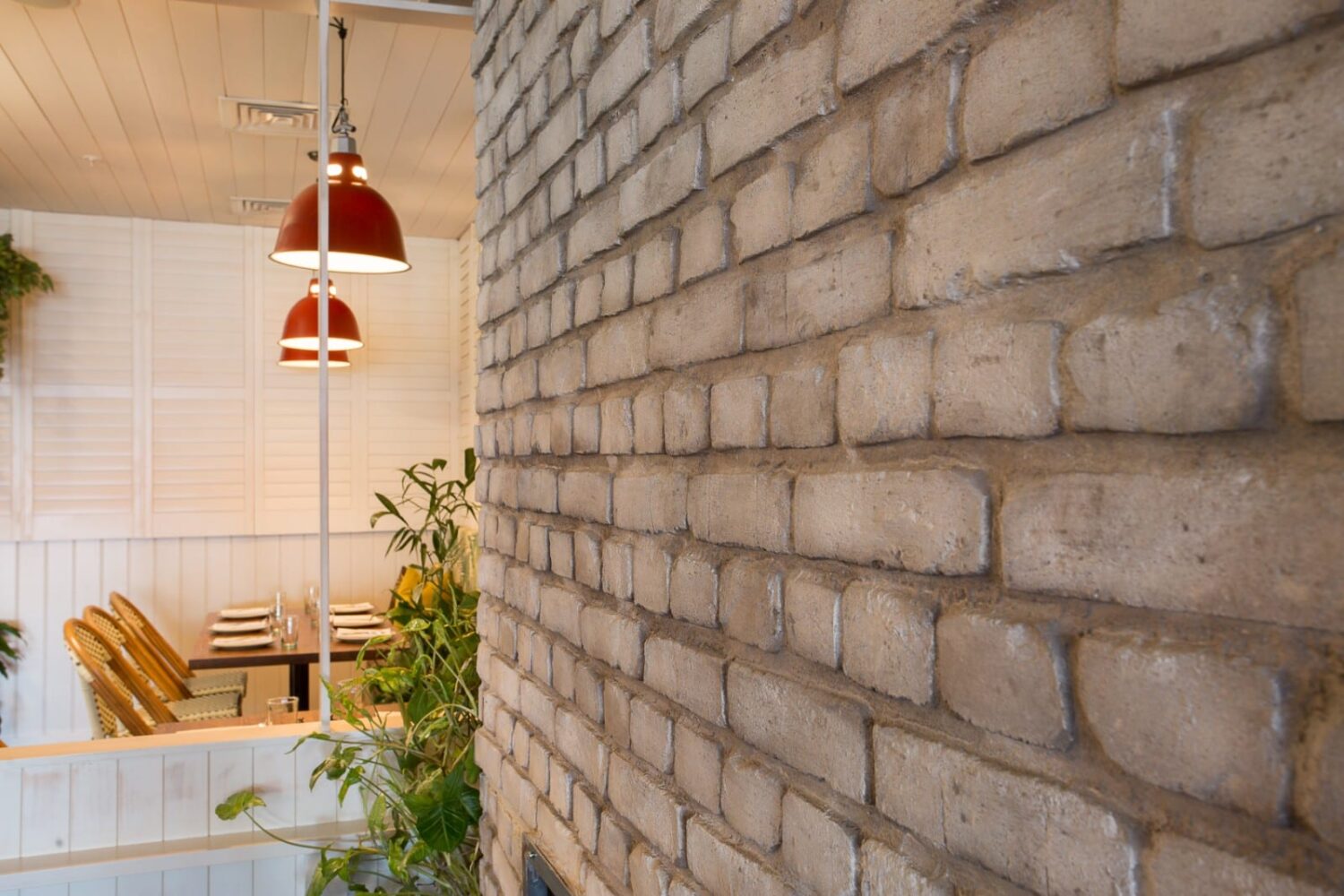 white loft brick for cafe - muros