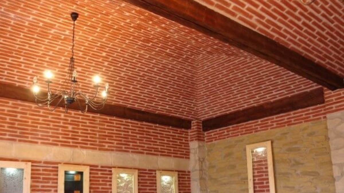 red brick wall panel ceiling - muros