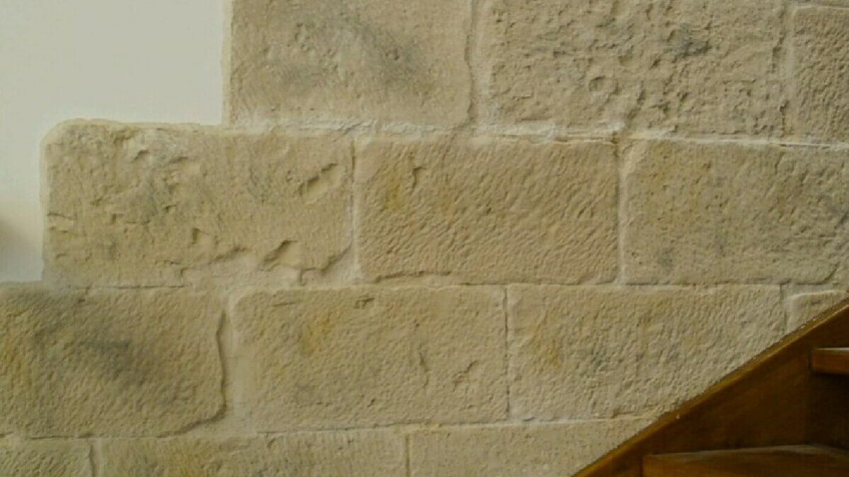 Muros White Castilian Chipped Stone For Staircase