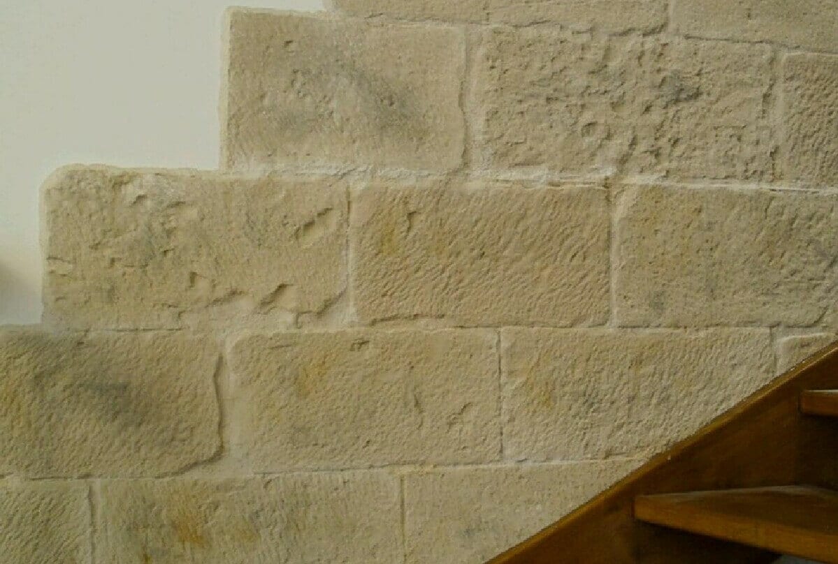 Muros White Castilian Chipped Stone For Staircase